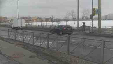 На Синопской набережной, после моста Александра Невского, в сторону центра, где заправка Лукойл… Уже…
