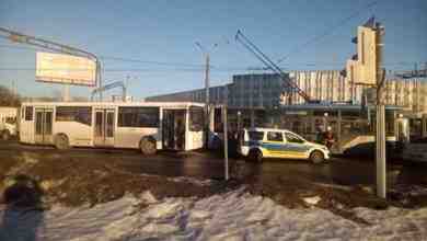 Гамбургская площадь (Славы/Софийская), на круговом проезде перекрестка автобус догнал «рогатого», поворот с софийской со…