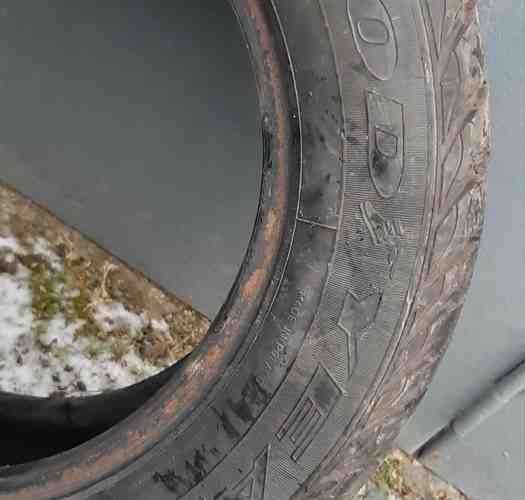 Пара зимы Goodyear Ultra grip 195/65 R15 в хорошем состоянии шипы присутствуют без шишек…