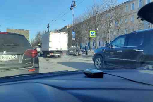 Фокус и грузовик устроили ДТП на Большом пр В.О. и 13-ой линии