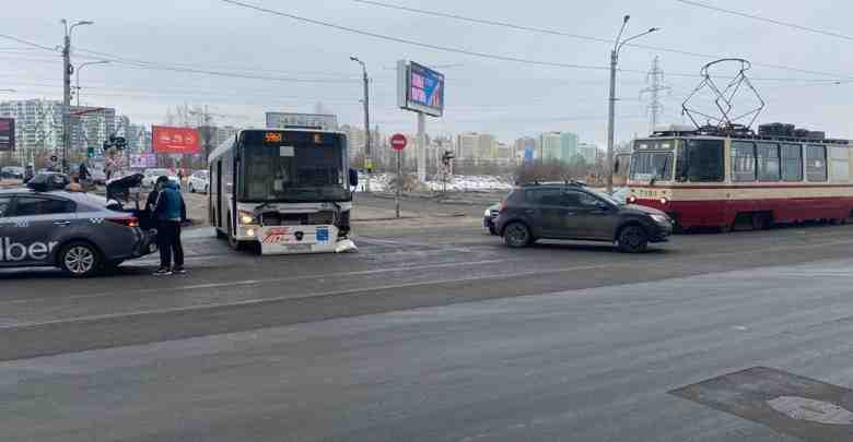 Автобус подбил Убер на въезде в Кудрово. Трамваи в сторону Солидарности будут стоять