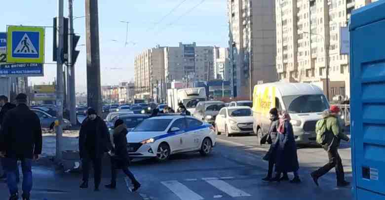 На Косыгина полицейские оперативно заблокировали машину с водителем и пассажиром. После проверки документов оба…