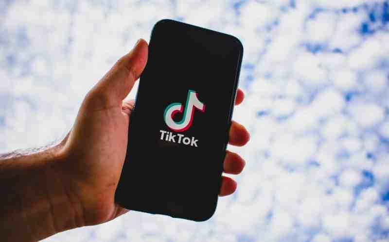 Китайская соцсеть TikTok приостановила работу в России из-за закона о фейках