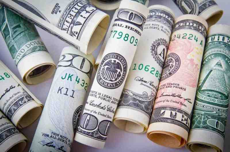 Экономист назвал валюты, которые могут прибавиться к доллару в международных расчетах
