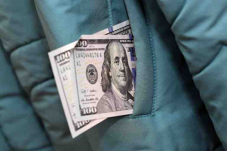 Россиянам напомнили об ответственности за покупку валюты с рук