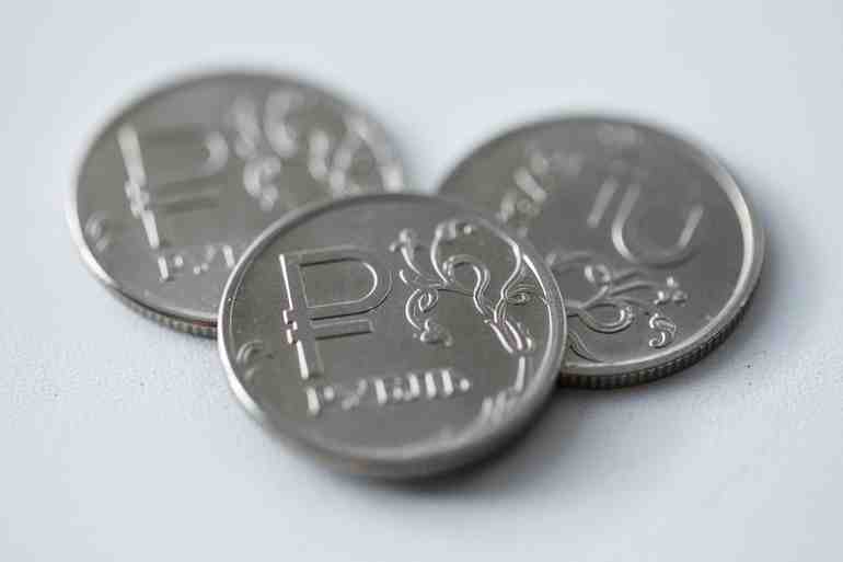 Рубль укрепился к доллару и евро на торгах Мосбиржи
