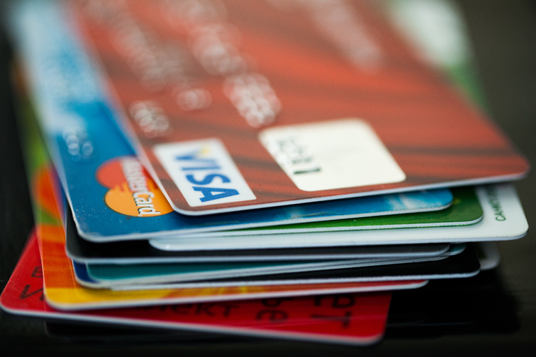 В Банке России прокомментировали изменения в работе Visa и MasterCard |