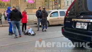 Девушка попала под колеса на Лермонтовском проспекте у перекрестка с Садовой. На месте ДТП…