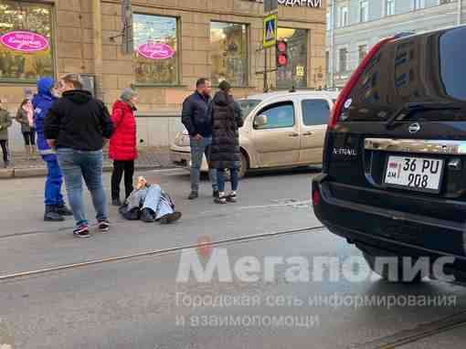 Девушка попала под колеса на Лермонтовском проспекте у перекрестка с Садовой. На месте ДТП…