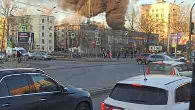 Горит здание на Ленинском проспекте 148-ой дом. По крыше ходят люди, пожарных машин пока…