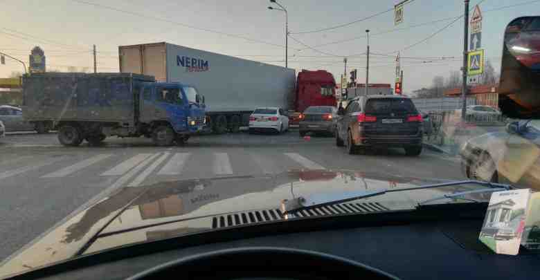 Авария на перекрёстке Коммуны и Ириновского, Коммуны еле едет