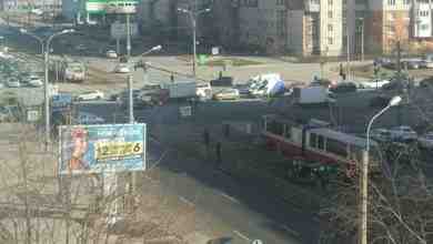 ДТП на перекрестке Стародеревенской и Богатырского. Трамваи встали. У трамвая разбито окно. Службы на…