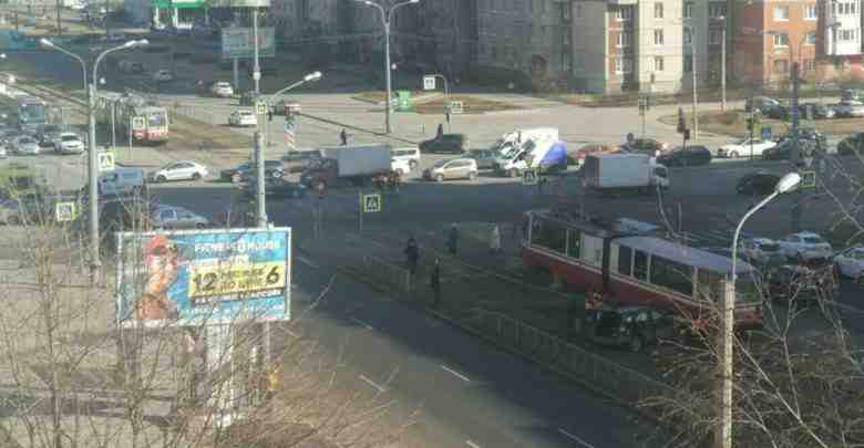 ДТП на перекрестке Стародеревенской и Богатырского. Трамваи встали. У трамвая разбито окно. Службы на…
