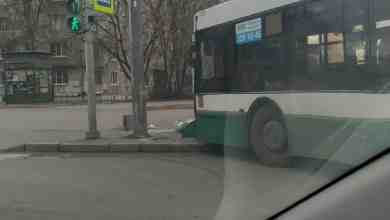 Автобус убрался в столб с такой силой, что лампа улетела вниз на перекрёстке Будапештской…