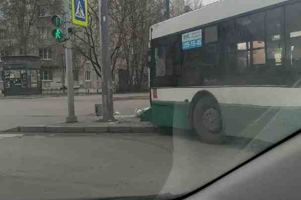 Автобус убрался в столб с такой силой, что лампа улетела вниз на перекрёстке Будапештской…