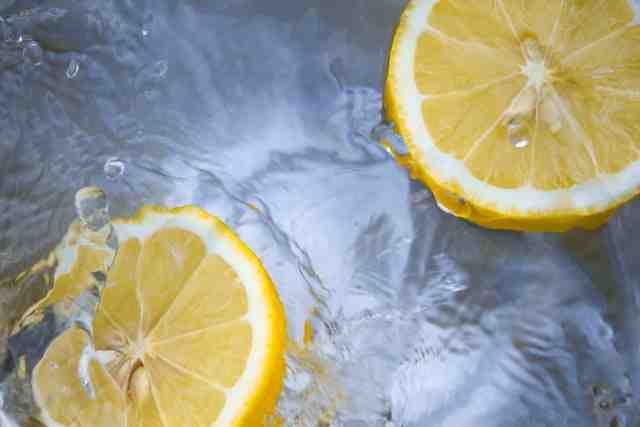 Диетологи назвали полезные свойства воды с лимоном - Новости Санкт-Петербурга