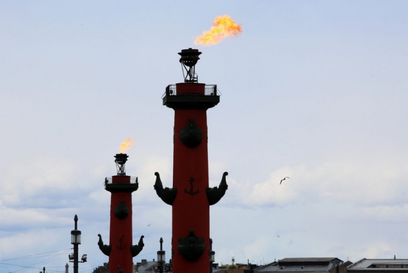 В честь победы «Зенита» в Петербурге зажгли Ростральные колонны - Новости Санкт-Петербурга