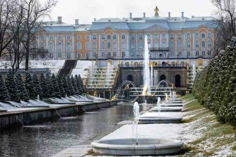 В Петергофе под снегом запустили фонтаны — пока в тестовом режиме - Новости Санкт-Петербурга