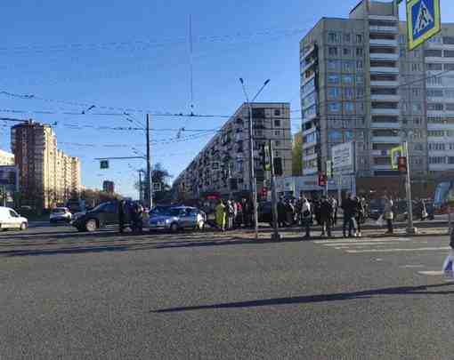 Заблокирован проезд трамваев в направлении м. Гражданский проспект на перекрёстке Просвещения и Светлановского. Затруднено…