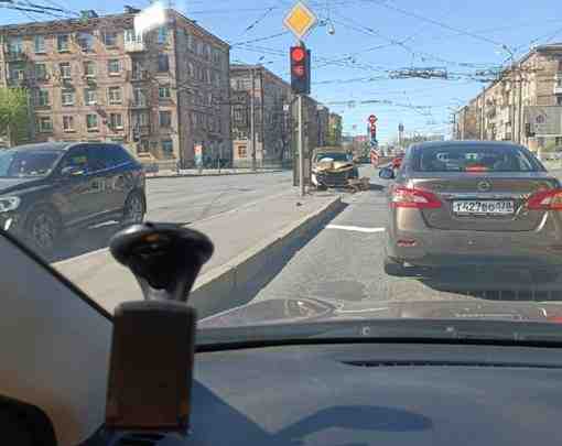 На перекрестке Седова и Ивановской разбилось такси об Ланос
