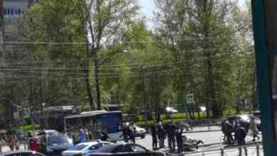 На перекрёстке Светлановского и Учительской, говорят, пешеход пробежал на красный свет и водитель врезался…