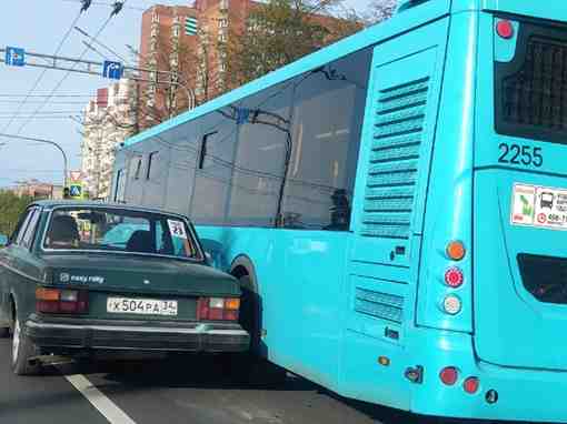 Volvo нежно прижался к новому автобусу на Светлановском проспекте перед Тореза от Светлановской пл….