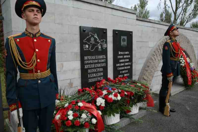 На Пискаревском мемориальном кладбище прошла акция «Памяти павших будьте достойны!» - Новости Санкт-Петербурга