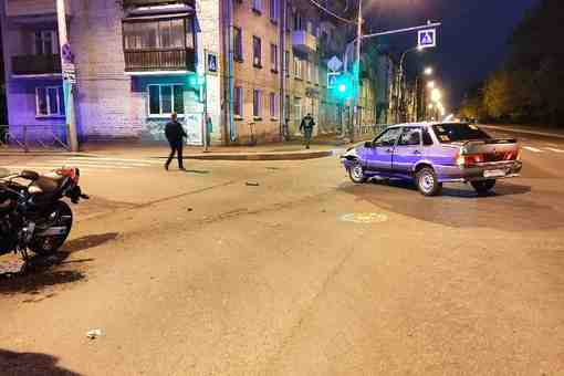 На улице Пограничника Гарькавого ваз 2115 сбил мотоциклистку Пилотессе оказывают медпомощь в машине скорой…