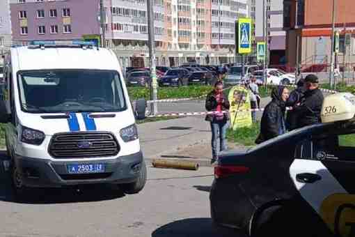 В Мурино у продуктового магазина на проспекте Авиаторов Балтики задержали нетрезвую девушку с контейнером…