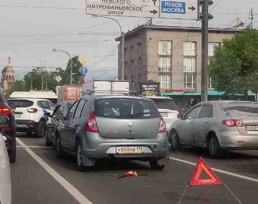 Набережная Обводного канала, напротив Балтийского вокзала, прямо посередине встали