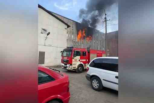 Мощный пожар вспыхнул в Невском районе Горит пятиэтажное здание на Складской улице в доме…