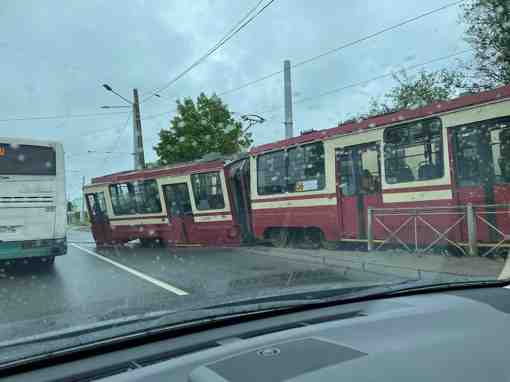 На Петергофском шоссе 401 автобус не слабо поддал 36 трамваю в бок. Время 8:10….