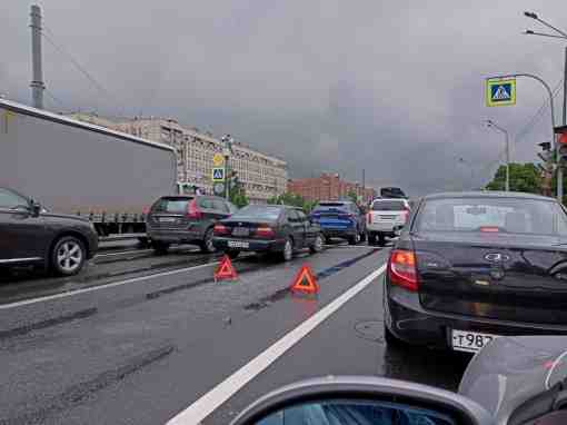 На Выборгском шоссе в сторону Озерков, перед самым перекрёстком с проспектом Луначарского — ДТП…