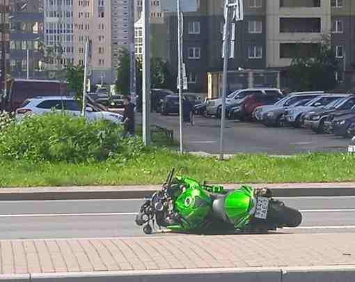 На Ленинском проспекте д.55, к.1. Мотоциклист победил велосипедиста, сломав ему велосипед и отправив в…