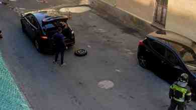 В Большом Казачьем переулке у дома 9 машина, подъезжая припарковаться провалилась вместе с асфальтом…