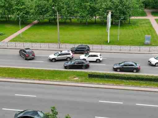 Volvo въехал в припаркованный автомобиль на пр. Луначарского 78. Кроме машины никто не пострадал