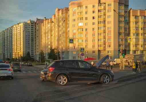 BMW и KiA не поделили перекрёсток просп. Героев и ул. Маршала Захарова