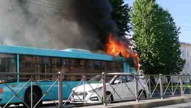 На пересечении Светлановского проспекта и Орбели горит автобус. Движение автомобилей огранизовали по тротуару