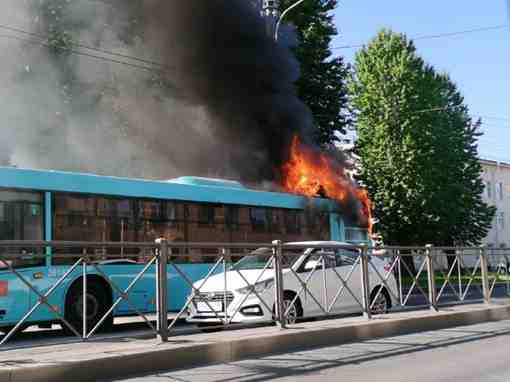 На пересечении Светлановского проспекта и Орбели горит автобус. Движение автомобилей огранизовали по тротуару