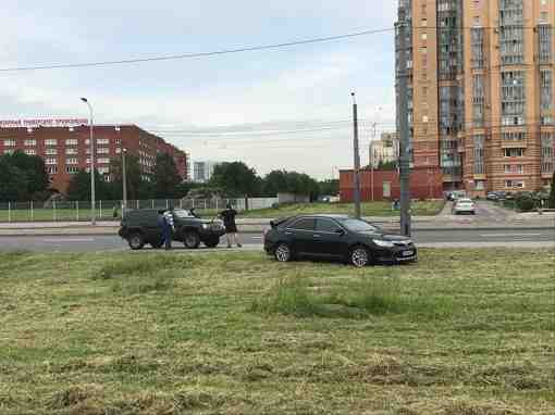 Шатайн арба пропахала газон на Бухарестской у профсоюзов