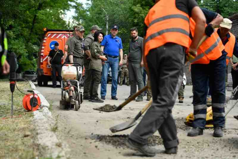 Рабочие из Ленобласти восстанавливают дорогу к больнице в Енакиево - Новости Санкт-Петербурга