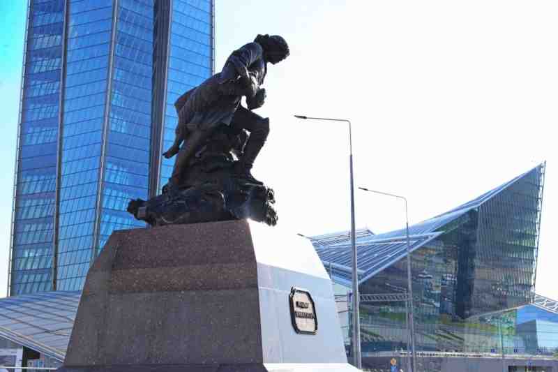 Памятник Петру I открыли у петербургского небоскреба «Лахта Центр» - Новости Санкт-Петербурга