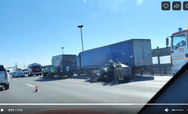 «Солярис» врезался в стоящий на «аварийке» на КАД грузовик, пострадали трое - Новости Санкт-Петербурга