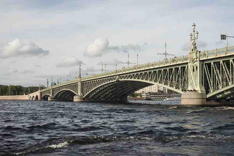 У Троицкого моста каршеринг влетел в людей и скинул девушку в Неву - Новости Санкт-Петербурга