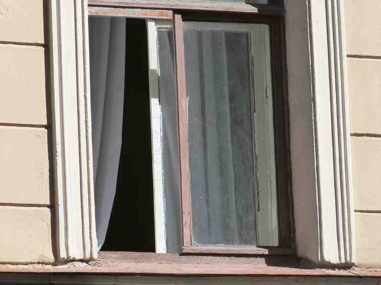 В Кингисеппском районе десятилетний ребенок повредил москитную сетку и упал с 4 этажа - Новости Санкт-Петербурга
