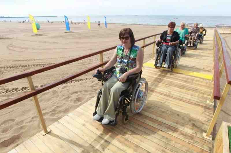 В Солнечном открыли летний сезон на пляже «Ласковый» для маломобильных граждан - Новости Санкт-Петербурга