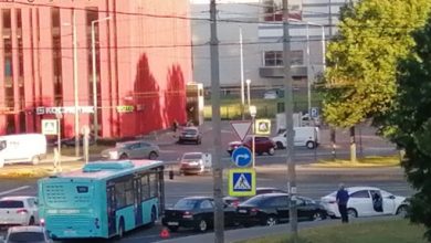 ДТП с участием 3 машин на повороте с Октябрьской набережной на Володарский мост. Повороту…