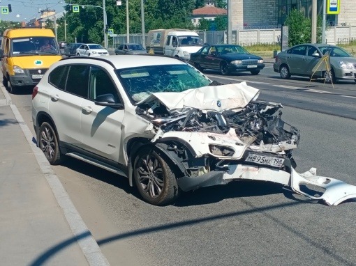 Водитель на BMW разорвал трамвай на пр. Обуховской обороны на участке со знаком 40…