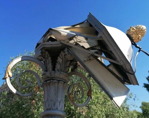 Полиция задержала вандала, сломавшего фонари на Львином мосту через канал Грибоедова Фонари — объект…