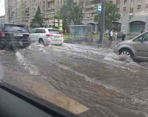 Новости нашего мегаполиса: 1. После дождя петербуржцы снова жалуются на ливневки. “Водоканал” объясняет гигантские…